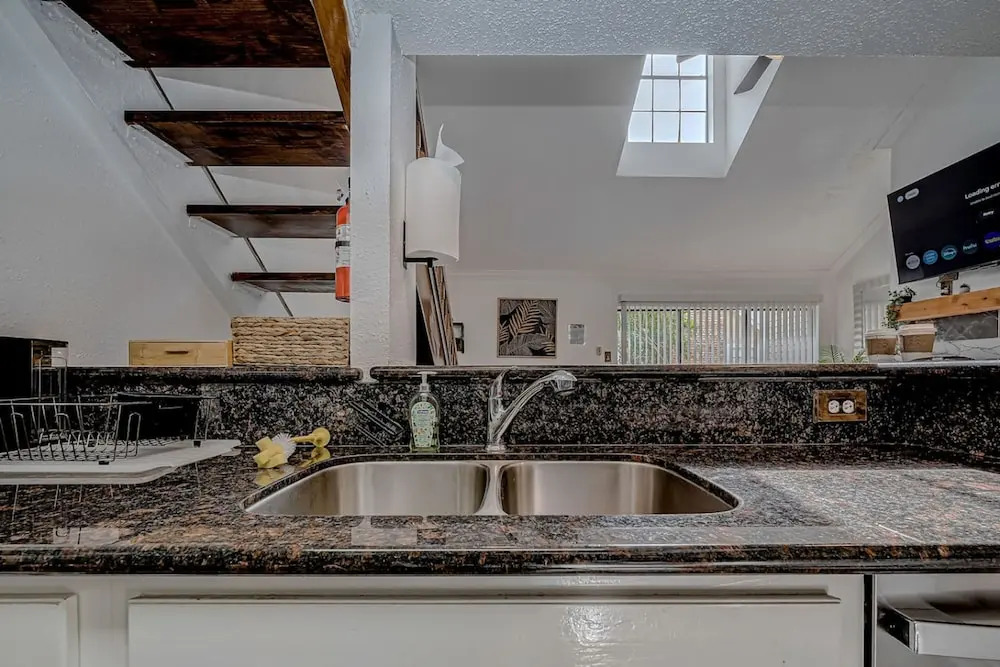Upscale 1BR Condo in Med Center