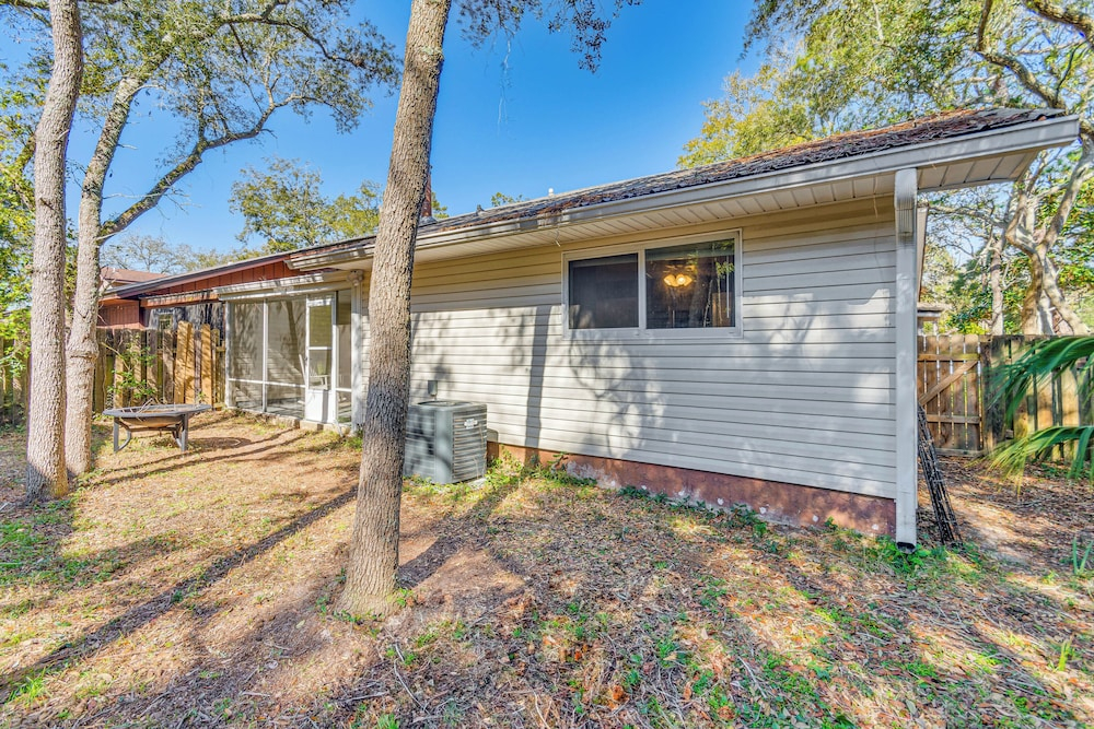 Cottage Vibes in Shalimar! Pet-friendly Townhome