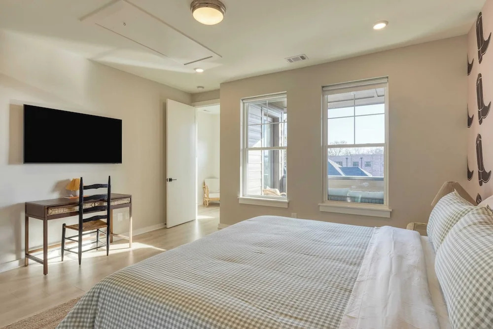 Sleeps 24! 3 Modern 4bdr Townhomes w/ Covered Patios Nashville Group Retreat