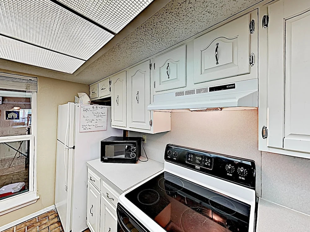 New Listing! Isle Gem: Pools, Spa - 2 Mins to Sand condo