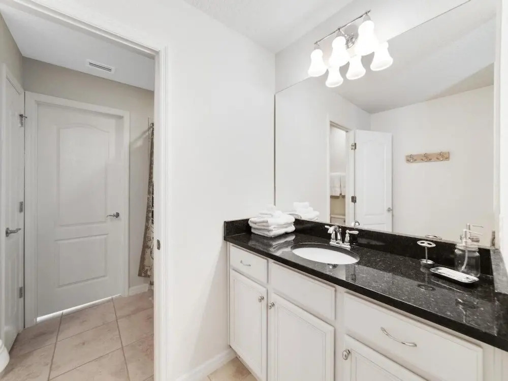 Spacious 8 bedroom home, Windsor at Westside