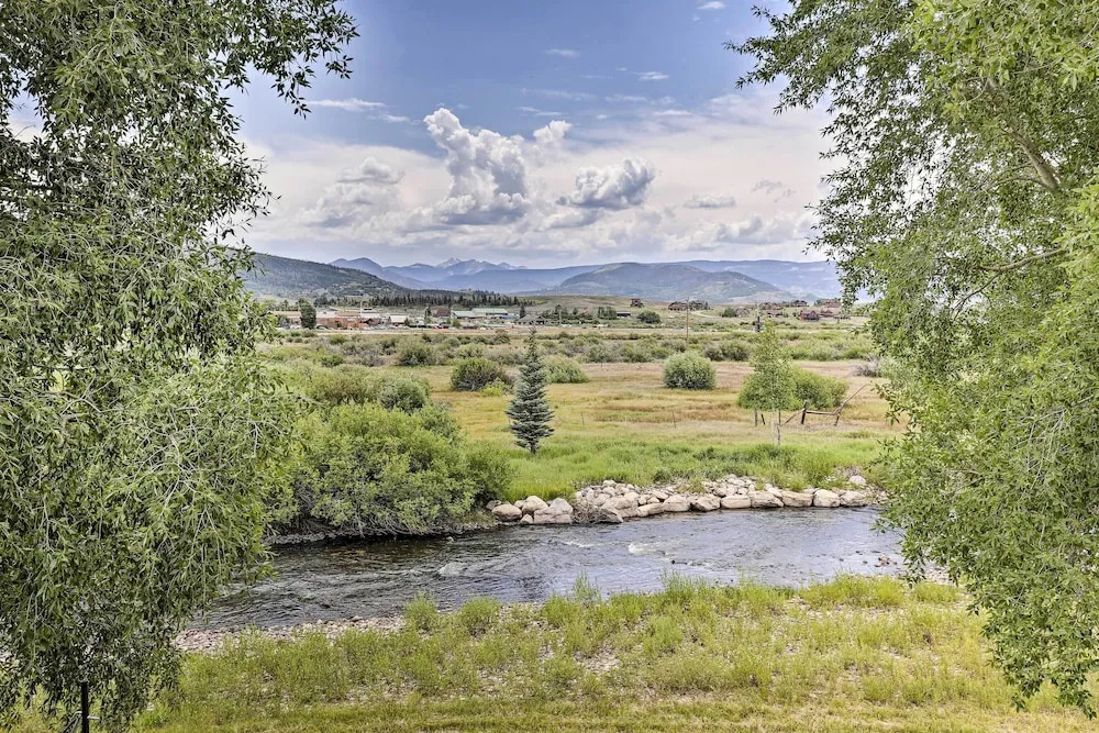 Riverfront Cabin, 4 Mi to Granby Ranch
