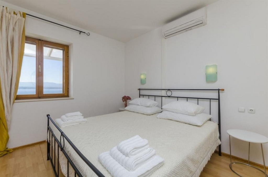 Apartment Lemar - parking and barbecue: A2 ANTIQUE Bol, Island Brac