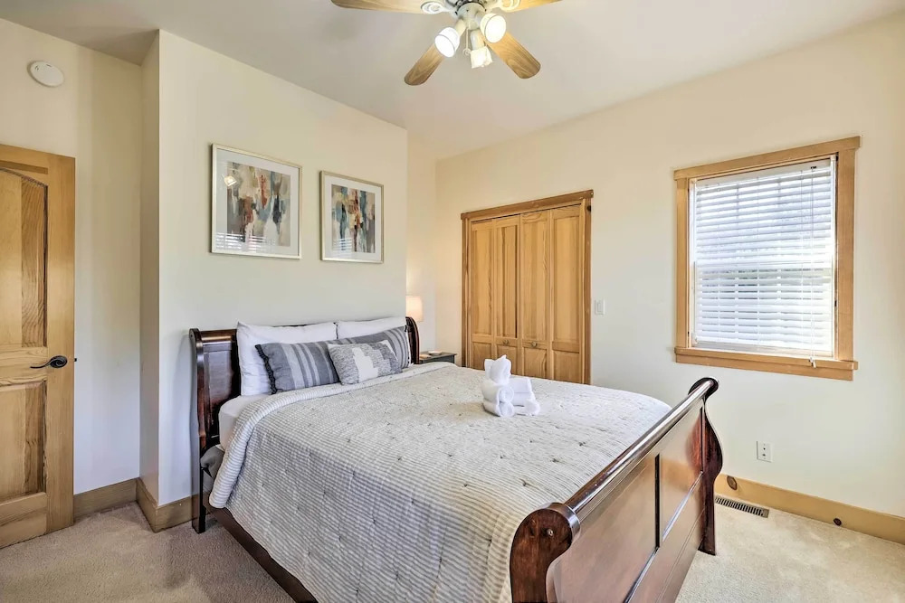 Family-Friendly Cabin By Golf Course & Marina