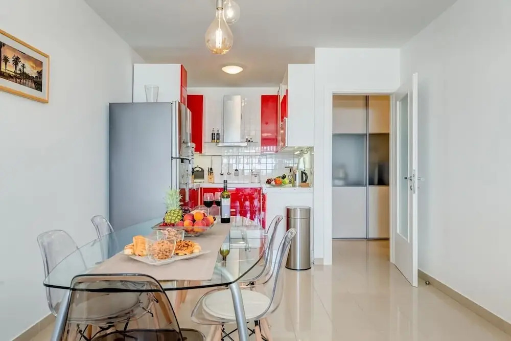 Beach & Palms Apartment