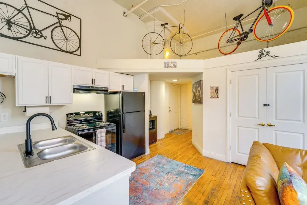 1 Mi to Dtwn! Riverside Corktown Loft on 2nd Floor