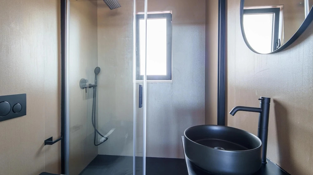 Welcomely - Light Room Vista Citt - Aznavour