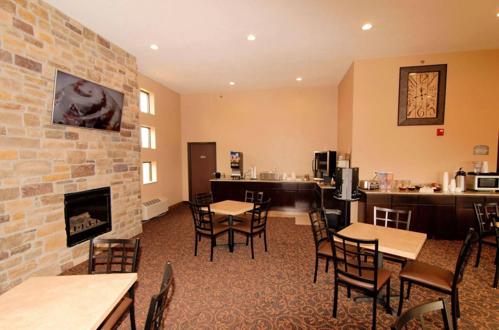 Cobblestone Inn & Suites - Denison | Oak Ridge