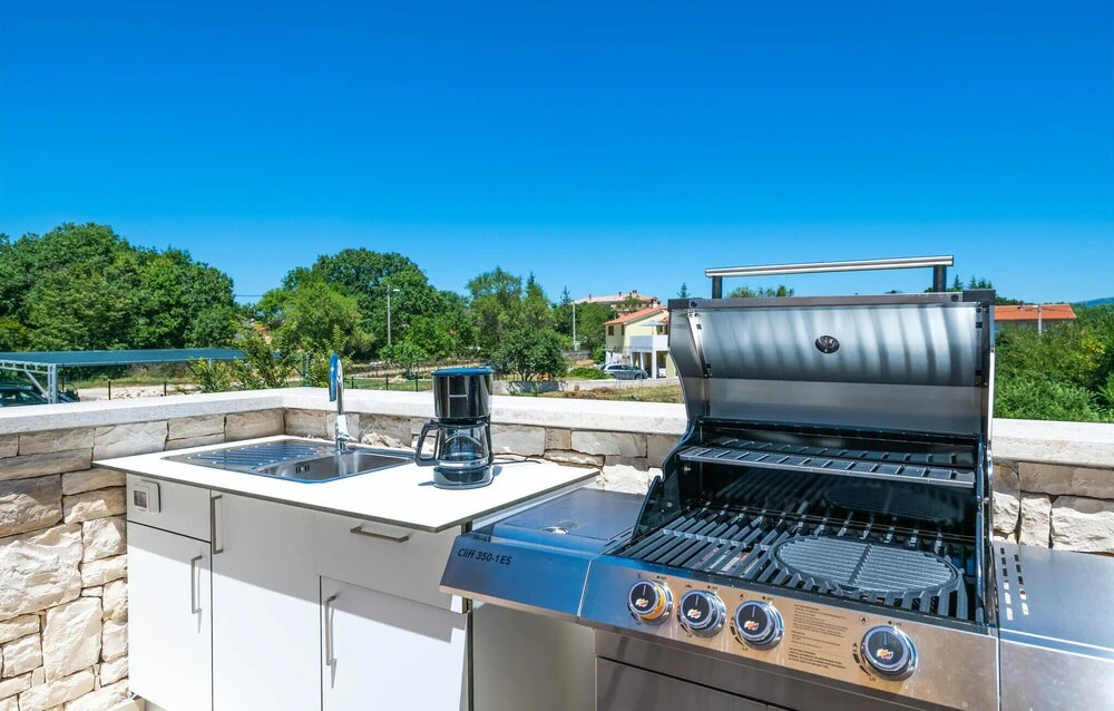 Stunning Home in Sumber with Outdoor Swimming Pool, Hot Tub & 3 Bedrooms
