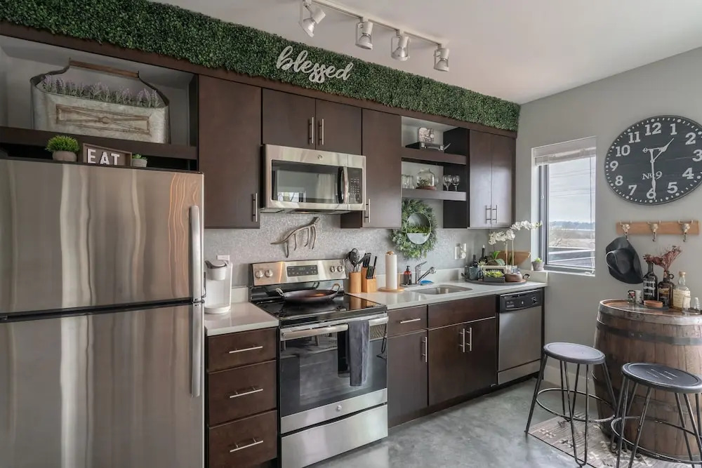 Rustic Luxe Studio Apartment with Rooftop Deck