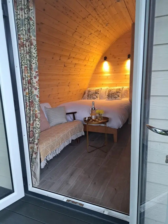 Beautiful and Cosy Garden Pod Saintives