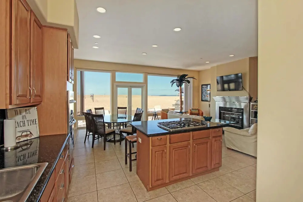E Ocean Front A (68131) - 2 Br townhouse by RedAwning