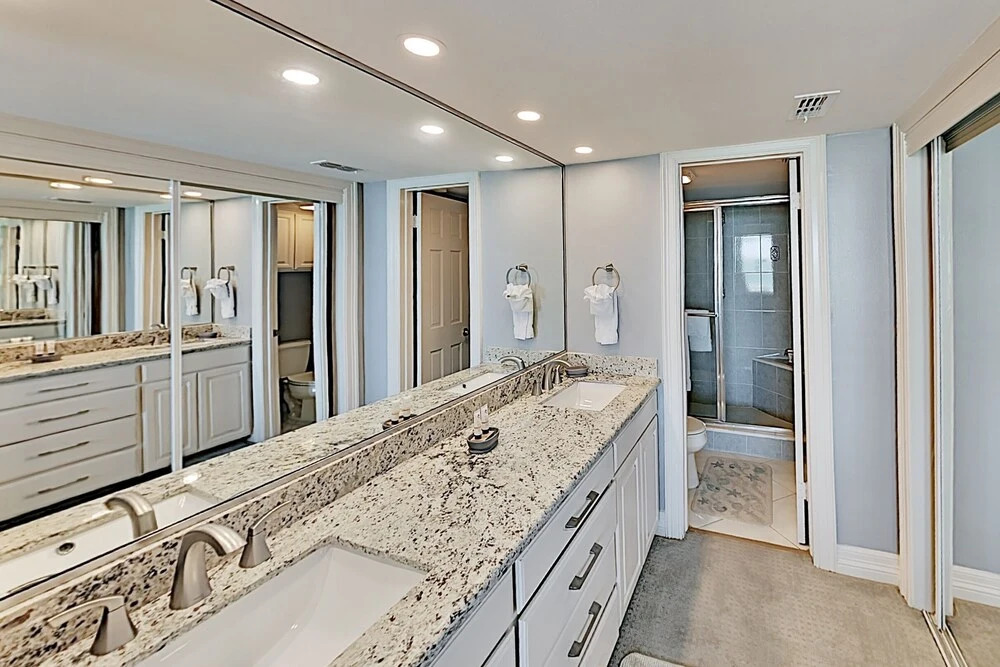 New Listing! Mid-island Marvel W/ Gym & Pools 2 Bedroom Condo