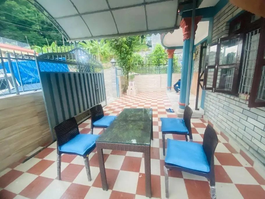 Cheerful 2 bed room flat with parking near forest.