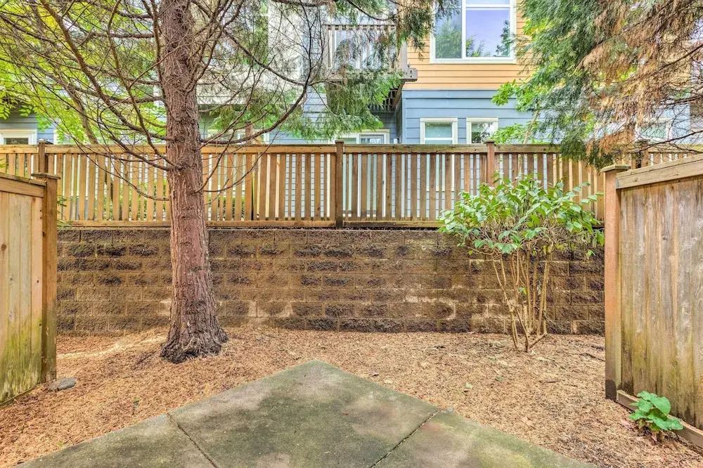 Walk to Local Shops & Eats! Quaint Issaquah Home
