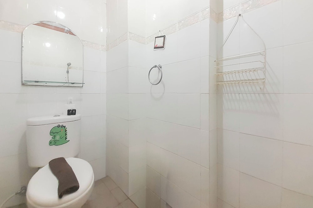 Compact 3Br At Gateway Ahmad Yani Cicadas Apartment