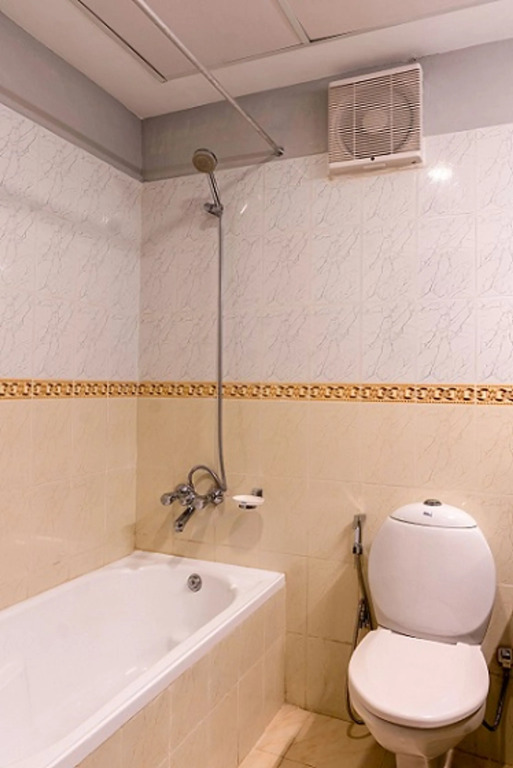 Manhattan Business Hotel, Male