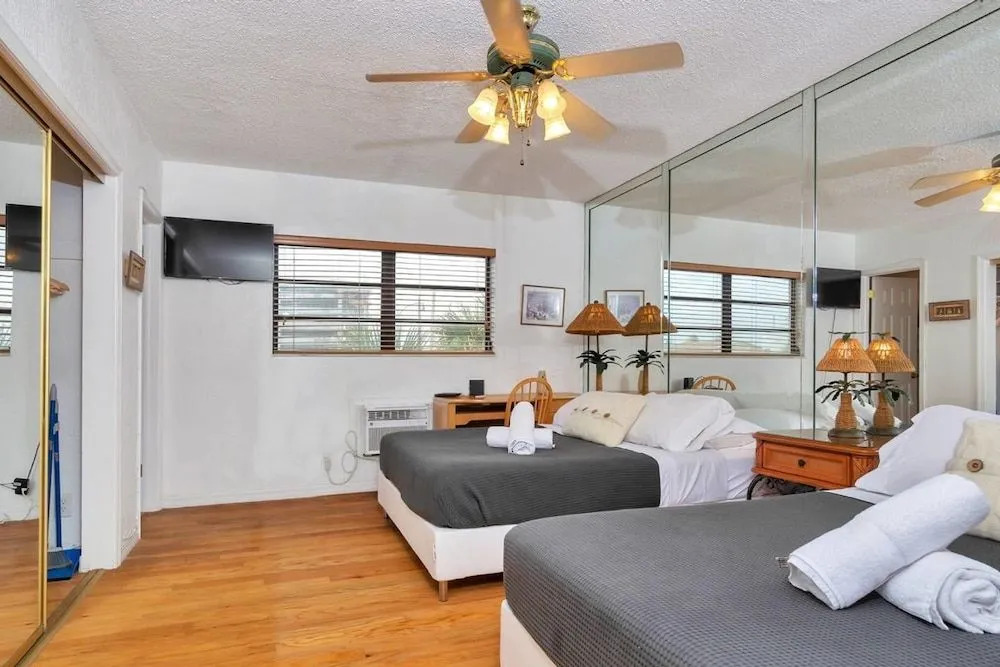 Lovely Apt, Hollywood Beach, 1/2 block from Ocean!