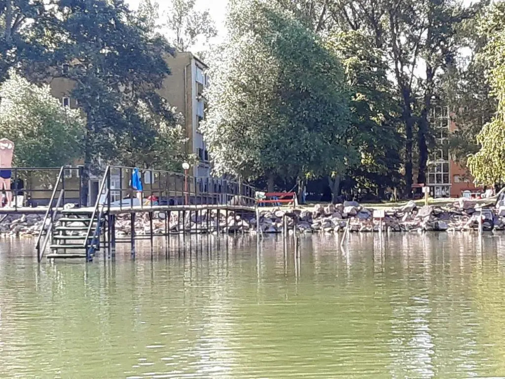 Vízparti gyermekbarát teljesen felújított Apartman, őrzött, saját strand, parkoló, étterem