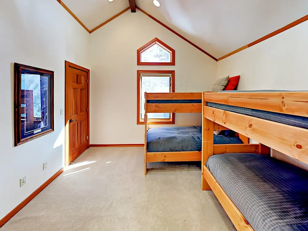 Cabin-esque Tahoe 4 Bedroom Home