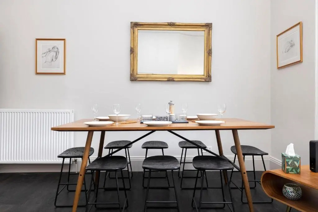 ALTIDO Sophisticated and Bright 4BR apt near Edinburgh Castle