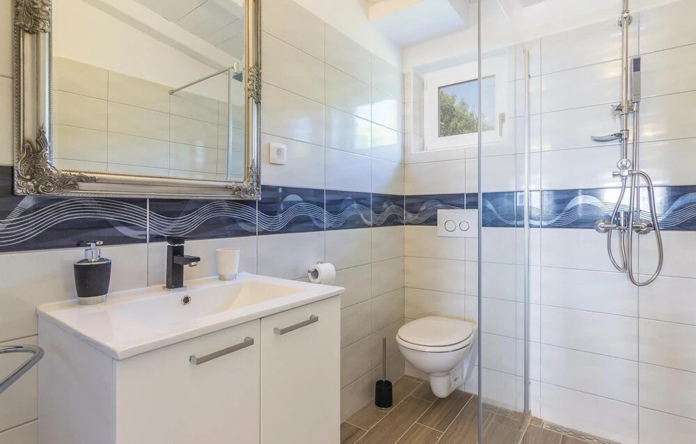 Beautiful Home in Cubani With Wifi and 2 Bedrooms