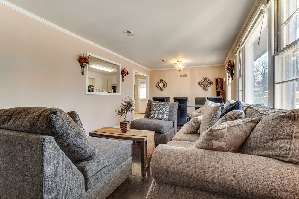 5 Mi to Broadway Fun! Group-ready Nashville Home