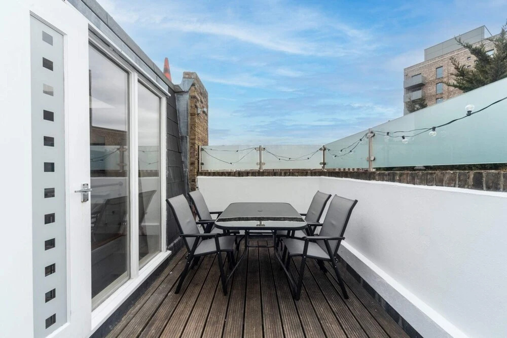 Bright & Chic St John's Hill Duplex