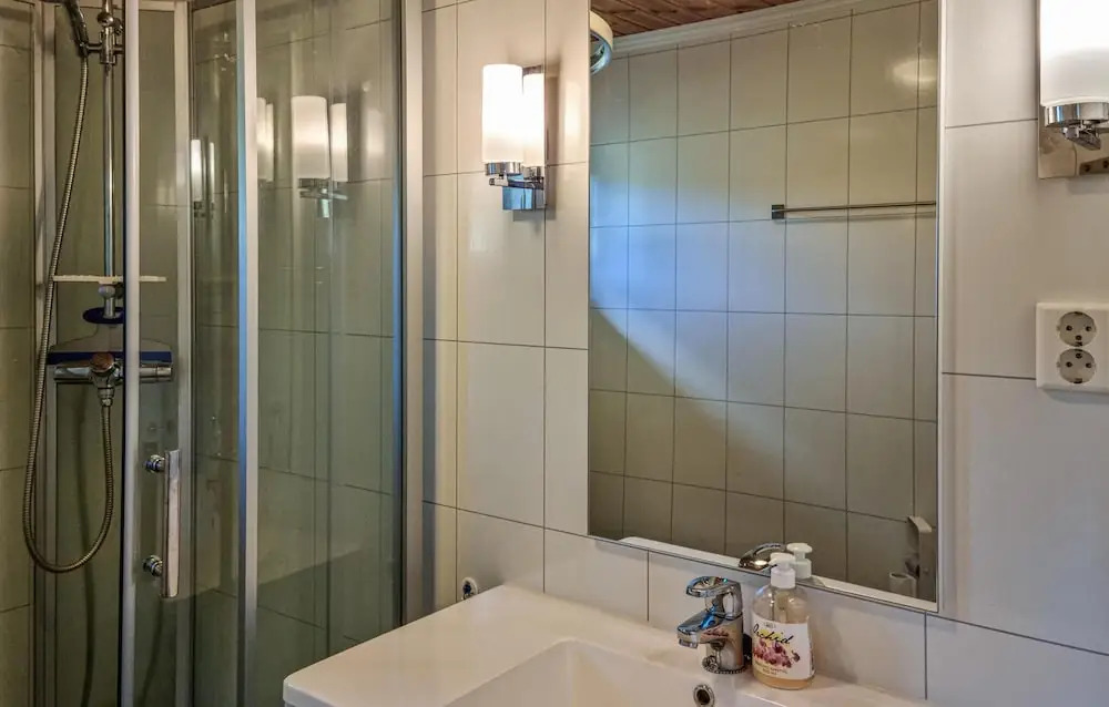 5 Bedroom Lake Front Home In Hornnes