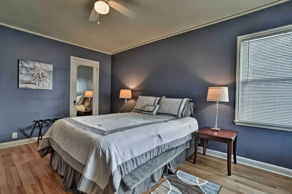Townhome w/ Fast & New Wifi - Walk to Downtown!