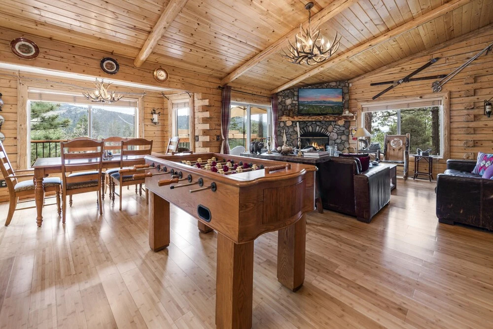 Moon Bear Lodge - Gorgeous Natural Wood Finishes At This Quality Home With Foosball! 3 Bedroom Cabin