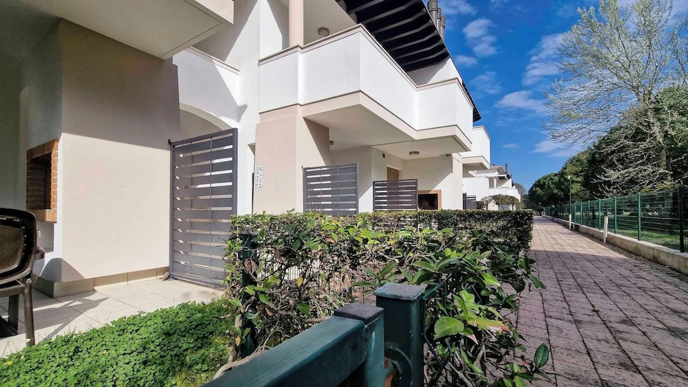 Lovely Apartment With two Fenced Gardens