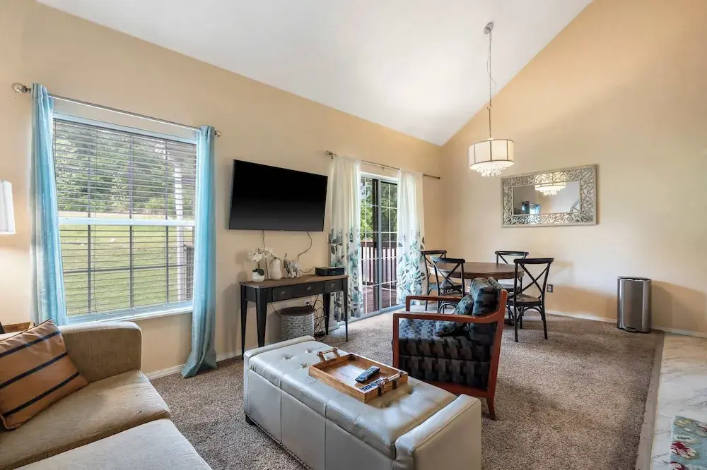 Warm Welcome Getaway Resort Stay for 6 With Amenities Near Downtown