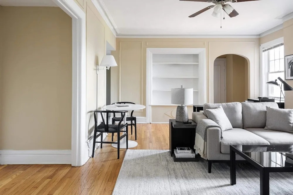 Classic CWE Apts with Full Kitchen by Zencity