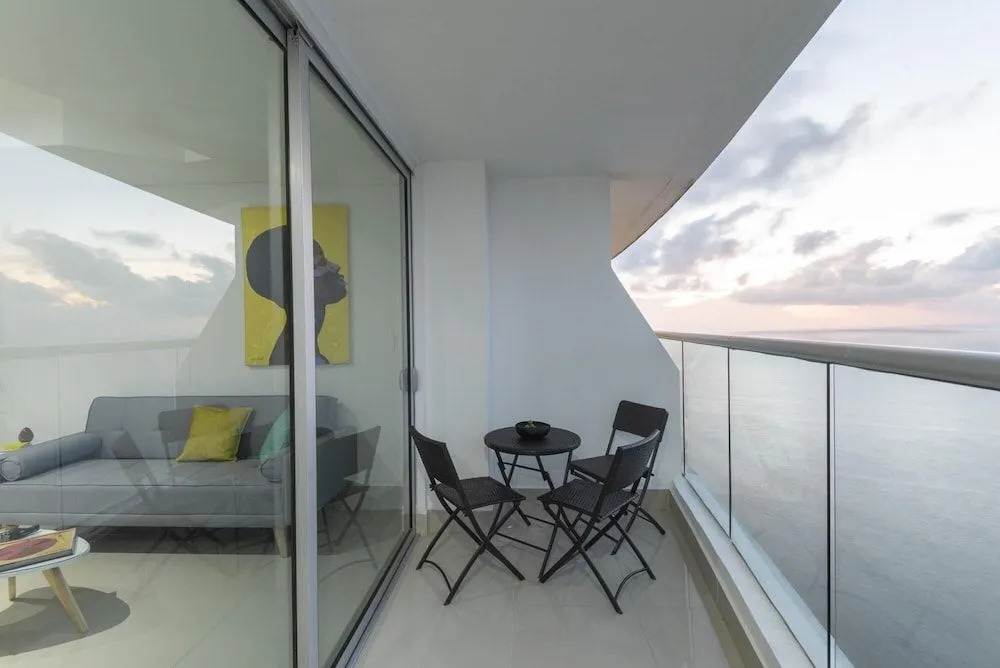 Stunning Highrise Seafront Apartment