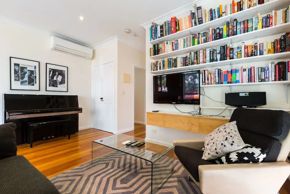 KIM, 2BDR West Melbourne Apartment
