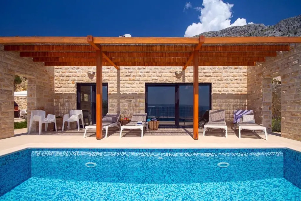 Villa Oslo - luxury place with sea views & heated pool, 300m far from sandy beach