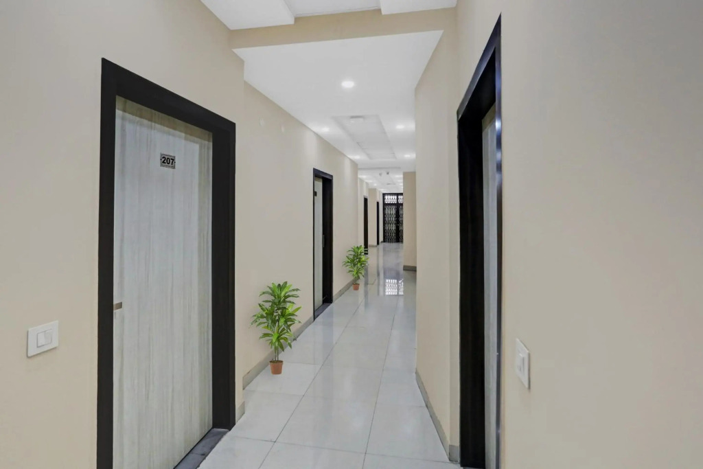 Collection O 70198 Metro View Ashok Vihar