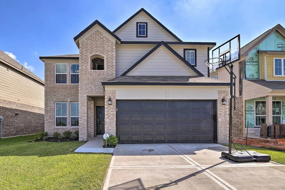 Houston Home w/ Private Yard - 16 Mi to Dtwn