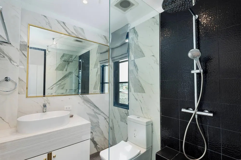 Stylish 7Beds Poolhouse with Cinema Lift - 2min to BTS