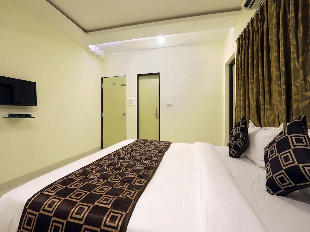 OYO 10507 Hotel Platinum