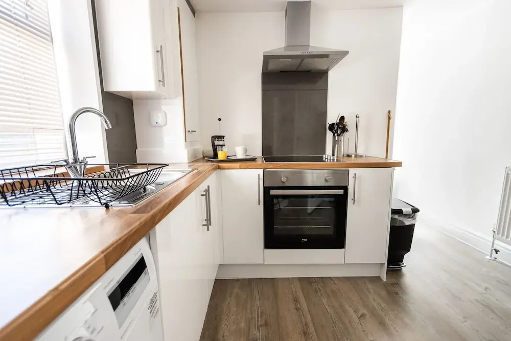 Spacious - Central 2 Bed Apartment
