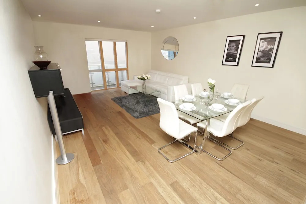 Grand Canal Quay Apt Sleeps 10