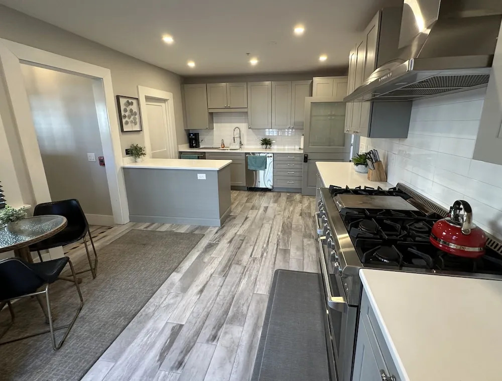Bright 1 Bed/1 Bath On Historic Pelham St - Unit 2 1 Bedroom Home