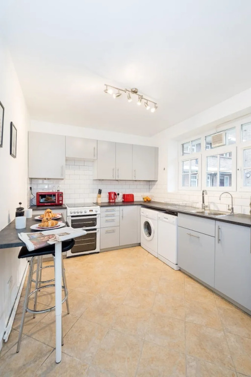 Bright Battersea pad Sleeps 5