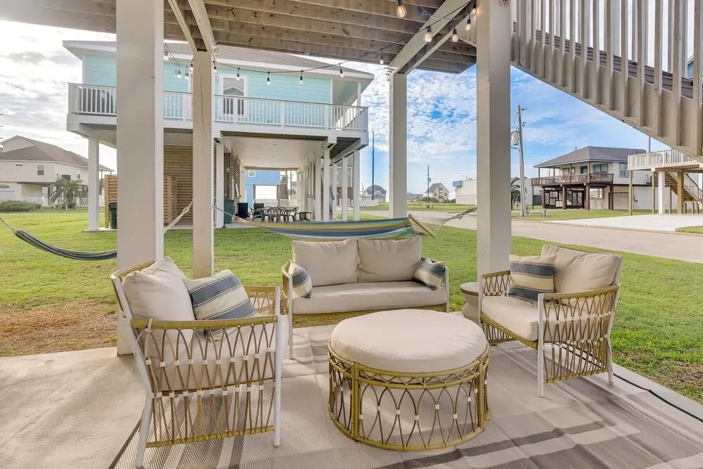 Galveston Home w/ Pool Access, Walk to Beaches!