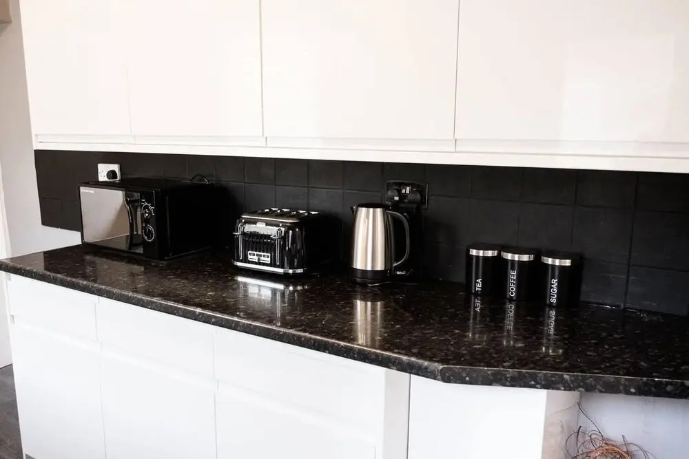 4 Bed House, Sleeps 9, Free Parking