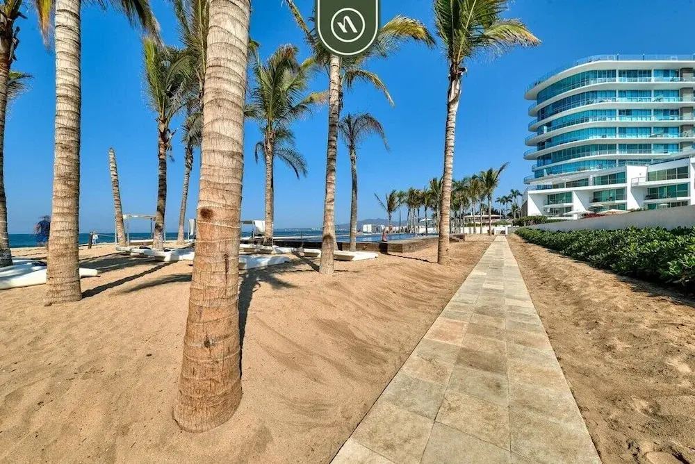 Oceanfront 2BR Condo -private Balcony - Beach