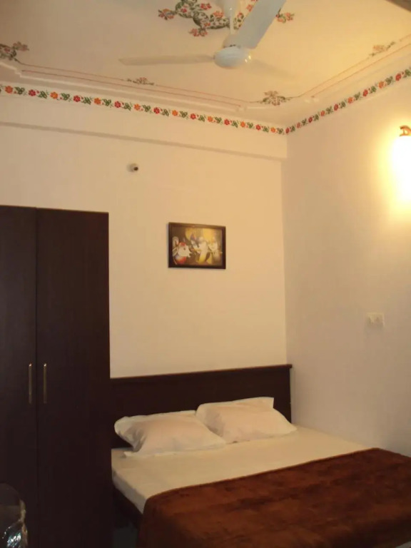 Mewar Avenue Guest House near lake pichola
