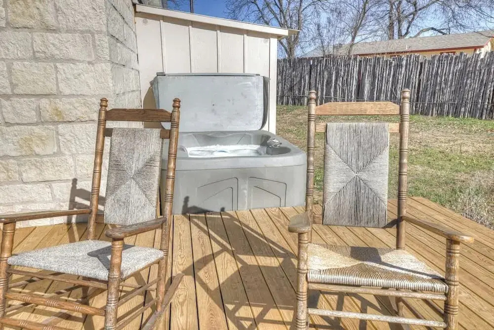 Waylons House-hot Tub Shared Party Barn With Games